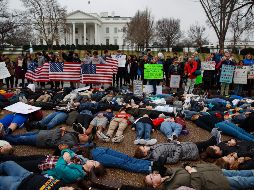 Los adolescentes se presentaron frente a la residencia de Donald Trump para exigir un cambio en el tema de la portación de armas. AP / E. Vucci