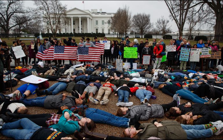 Los adolescentes se presentaron frente a la residencia de Donald Trump para exigir un cambio en el tema de la portación de armas. AP / E. Vucci