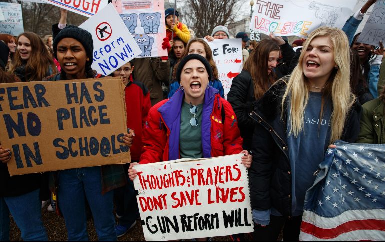 Los adolescentes se presentaron frente a la residencia de Donald Trump para exigir un cambio en el tema de la portación de armas. AP / E. Vucci