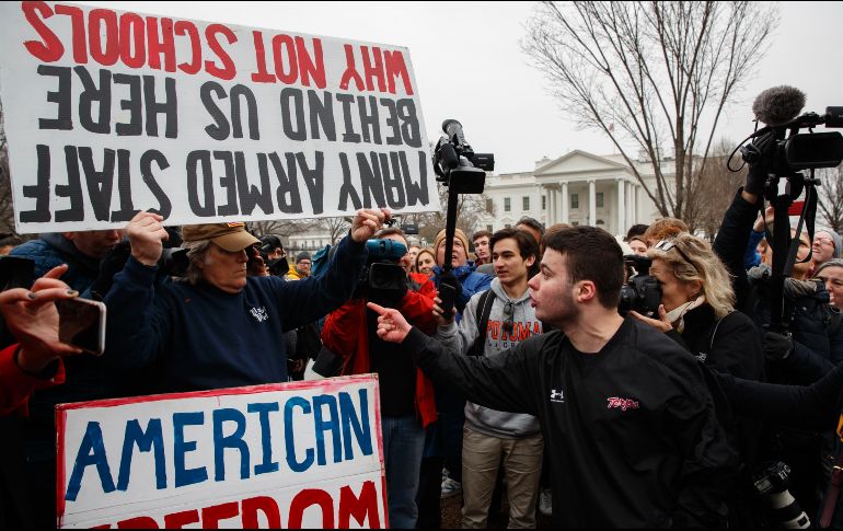 Los adolescentes se presentaron frente a la residencia de Donald Trump para exigir un cambio en el tema de la portación de armas. AP / E. Vucci