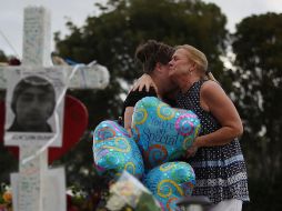 Residentes de Parkland, Florida, lloran en el memorial improvisado en recuerdo de las víctimas del ataque en la escuela Marjory Stoneman Douglas. AFP/J. Raedle