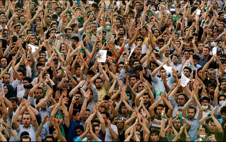 Los manifestantes provocaron destrozos en el mobiliario urbano, en varios automóviles en la zona y en algunas casas. AP/ARCHIVO
