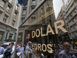 Banco BASE estima que este martes el peso mexicano cotice entre 18.48 y 18.69 pesos. AP / ARCHIVO