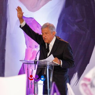 López Obrador convoca a crear una "Constitución Moral"