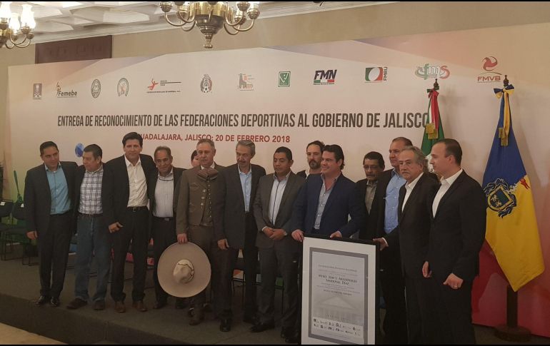 Durante la entrega de este reconocimiento, De María felicitó al Mandatario jalisciense por la inversión que ha realizado en pro de la actividad física y el deporte organizado. EL INFORMADOR / F. Romero