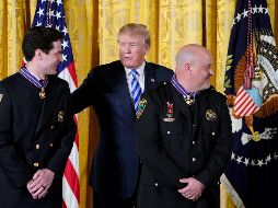 El presidente hizo el anuncio durante una ceremonia en la que reconoció la valentía de los oficiales de seguridad pública del país. AFP / M. Ngan
