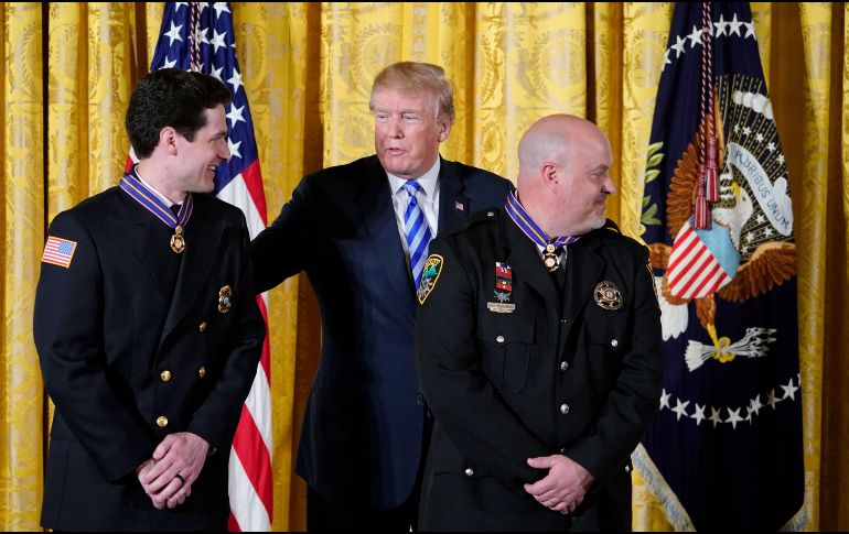 El presidente hizo el anuncio durante una ceremonia en la que reconoció la valentía de los oficiales de seguridad pública del país. AFP / M. Ngan