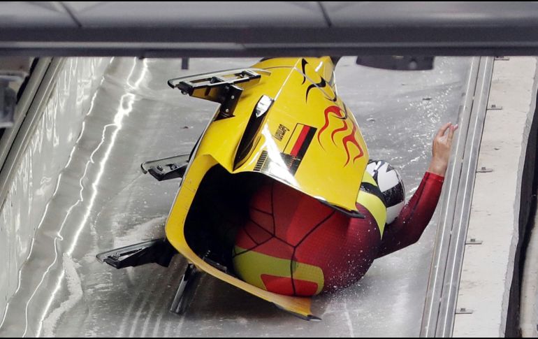 Los alemanes Nico Walther y Christian Poser se estrellan en la zona de meta en una prueba de bobsled. AP/M. Sohn