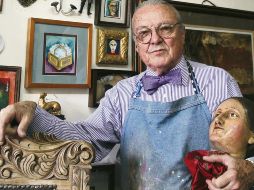 Sergio Zepeda. El artista posa en su estudio con una de sus piezas. EL INFORMADOR/M. Vargas