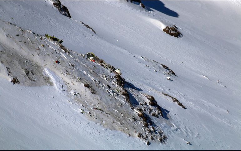 El escarpado terreno del lugar del accidente del avión de Aseman va a complicar la evacuación de los cuerpos. AP/M. Khademosheikh