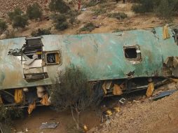 Según la información, el autobús se precipitó, por causas aún no conocidas, en una curva pronunciada de la carretera hacia un abismo de unos 200 metros hasta llegar casi a orillas del río Ocoña. AP /