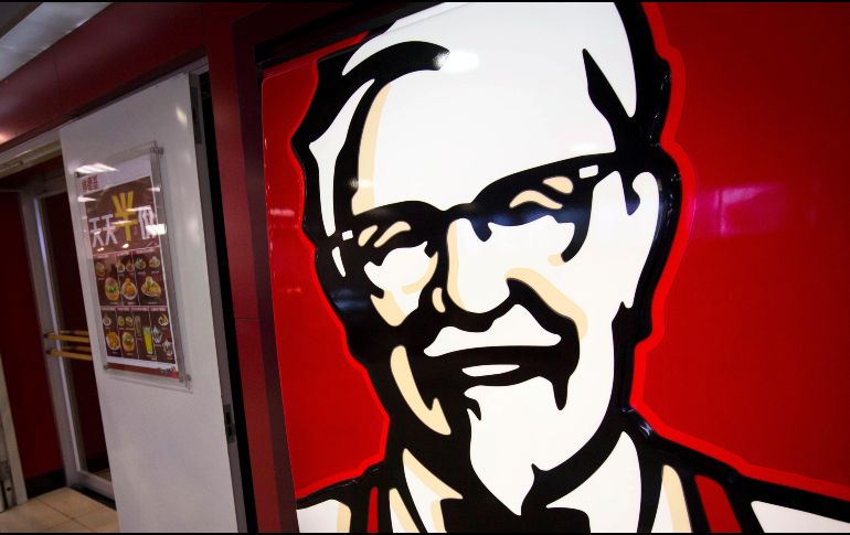 El restaurante KFC de la estación londinense de Victoria era uno de los que estaba cerrado, y los clientes expresaban su malestar. AP/ARACHIVO