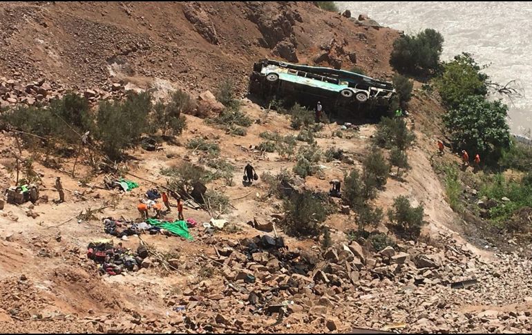El autobús cayó a un abismo en la ruta Panamericana en Camaná. AFP