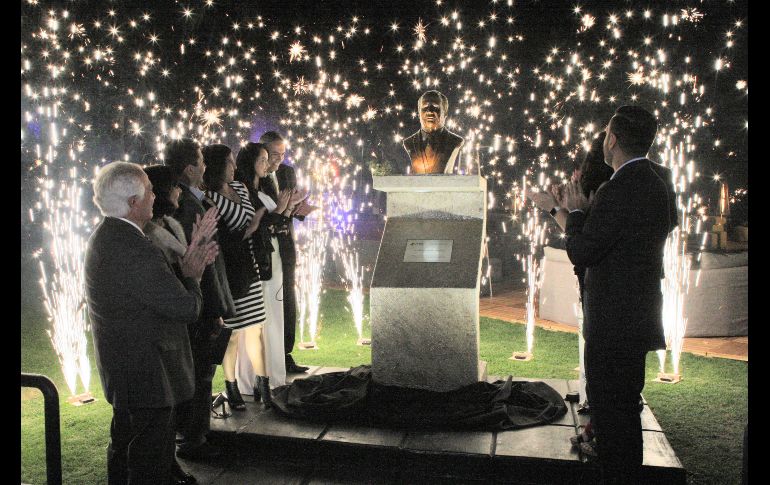 Como parte de la celebración se develó un busto de Eleuterio Castillo, fundador del Centro Universitario UTEG. EL INFORMADOR / A. Camacho