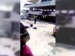 Poco después del medio día se registró una explosión en una parte de la embarcación en la que viajaban los turistas. YOUTUBE / Noticias México TV