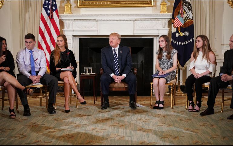 El presidente recibió a un grupo de afectados por tiroteos en escuelas de EU. AFP / M. Ngan