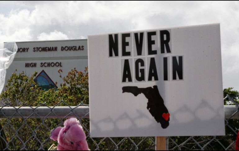 Los estudiantes de la secundaria Marjory Stoneman Douglas se reunieron con legisladores demócratas y republicanos para tratar el tema del control de armas. AFP/ R. Wise