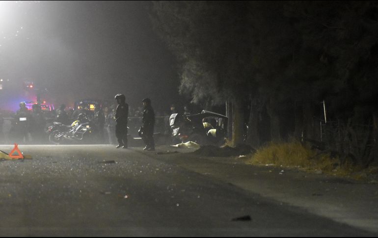 El auto se impactó contra un muro de contención, volcó varios metros y chocó contra un árbol. EFE / ARCHIVO