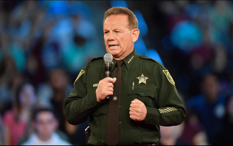 El alguacil del Condado Broward en Florida (EU), Scott Israel, hizo el anuncio tras la matanza que cobró la vida de 17 estudiantes. AP/ M. Laughlin
