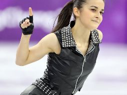 Patinadora sobre hielo baila temas de AC/DC