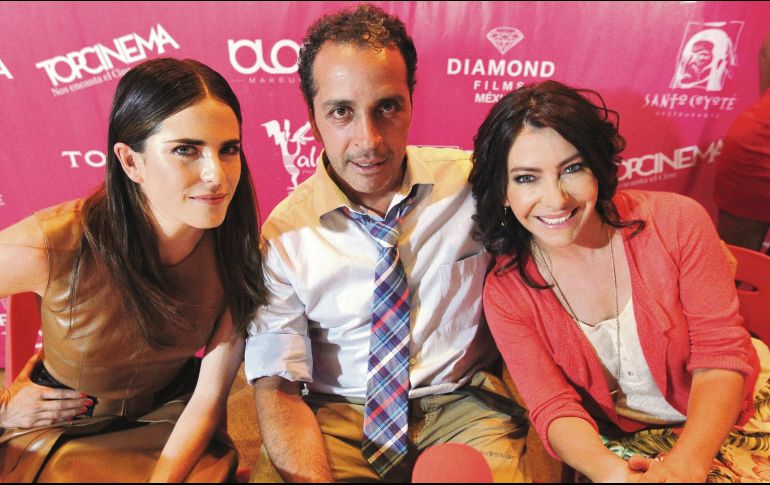 Involucrados. Karla Souza (i), junto a Gustavo Loza (c) en la presentación de la cinta “Qué culpa tiene el niño”. EL INFORMADOR/E. Barrera