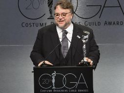 Guillermo del Toro. El director tapatío, al momento de aceptar uno de los dos galardones que cosechó su película en la ceremonia organizada por el Sindicato de Diseñadores. AFP