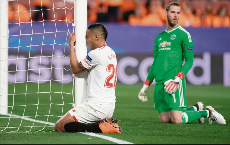 Incrédulo. Luis Muriel abrazó el poste izquierdo y mantuvo los ojos cerrados durante algunos instantes, luego de que el portero David de Gea frenara el balón en una parada increíble. AFP