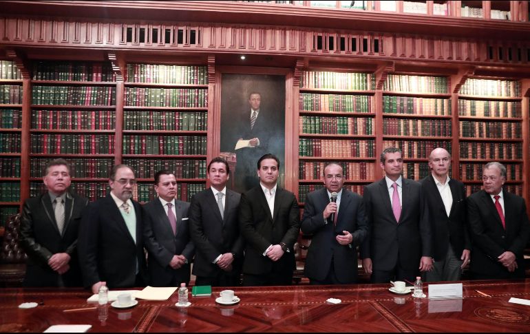 Los dirigentes nacionales del PAN, PRI, PRD, PT, PVEM, MC, Panal y PES, con el secretario de Gobernación (al micrófono). Morena no estuvo representado. SUN/A. Leyva