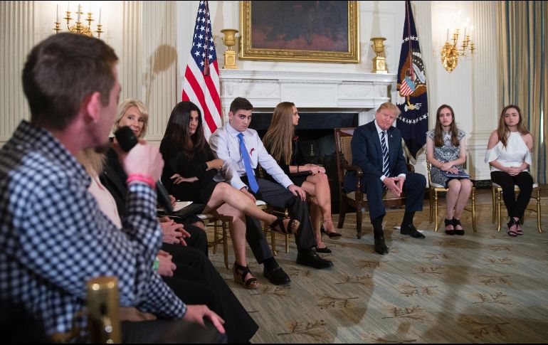 Samuel Zeif (i), sobreviviente del tiroteo de Douglas High School, habla durante una sesión de escucha en la residencia oficial en Washington, DC.