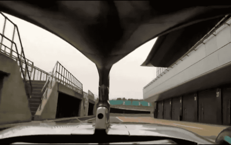 Se aprecia la visión que tienen los conductores con el ''halo'' colocado al frente para protegerlos en caso de una colisión, pero donde la reducción de la visibilidad es notable. TWITTER / @MercedesAMGF1