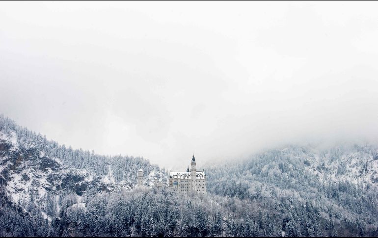 Un bosque cubierto de nieve rodea el castillo Neuschwanstein, ubicado en la población alemana de Hohenschwangau. AFP/DPA/J. Güttler