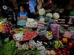 Los genéricos cuyos precios disminuyeron y contribuyeron a contener las alzas, fueron: el jitomate, cebolla, calabacita, chile serrano, legumbres, manzana, entre otros.  EL INFORMADOR / ARCHIVO