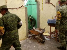 Elementos de la Sedena ayudan en la remoción y limpieza de escombros. NTX / ESPECIAL