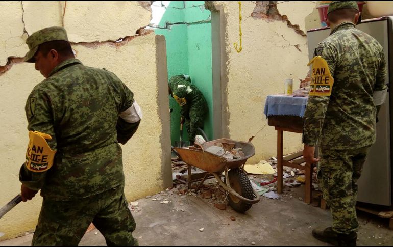 Elementos de la Sedena ayudan en la remoción y limpieza de escombros. NTX / ESPECIAL