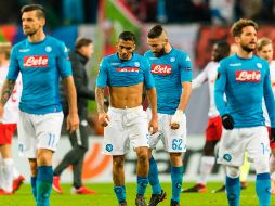 Con tristeza, los jugadores del Napoli se despiden de la Europa League. AFP/R. Michael