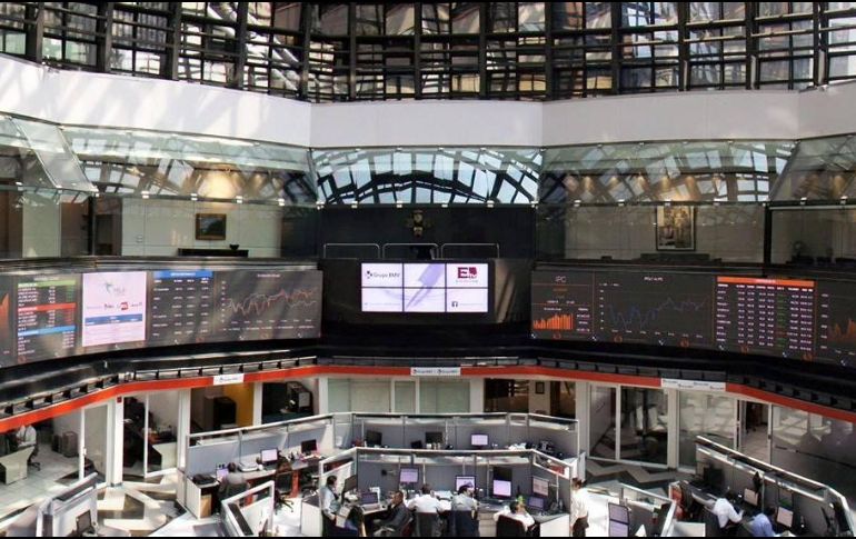 En el mercado accionario local se opera un volumen de 1.8 millones de títulos por un importe económico de 61.3 millones de peso en el que participan 70 emisoras. FACEBOOK / Bolsa Mexicana de Valores