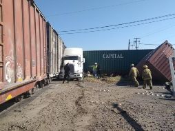Las autoridades informaron que el conductor del tráiler intentó ganarle el paso al tren por lo que se impactó contra los vagones. ESPECIAL/UEPCBJ