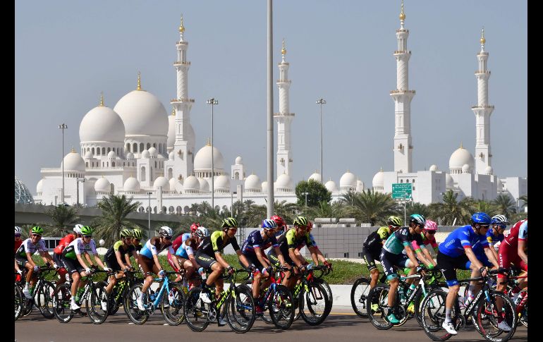 El pelotón pasa una mezquita durante la tercera etapa del tour de Abu Dabi, en la capital de Emiratos Árabes Unidos. AFP/G. Cacace