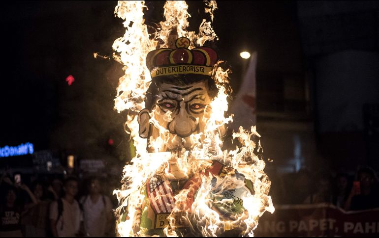 Estudiantes queman una figura del presidente filipino Rodrigo Duterte durante una protesta para denunciar la que llaman 