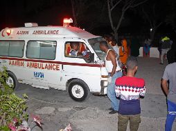 Las ambulancias y los servicios de rescate siguen trabajando para socorrer a las víctimas. AP/ F. Abdi