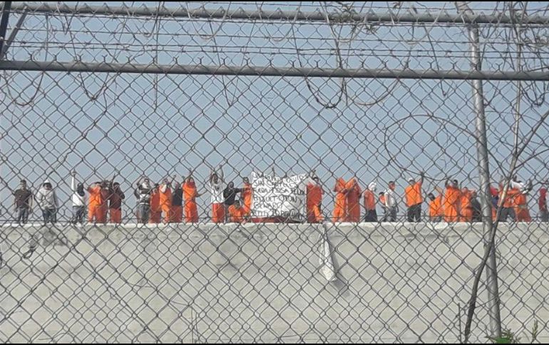 Internas colocaron mantas en diversos puntos del penal de Topo Chico. TWITTER / @mirellasiga19