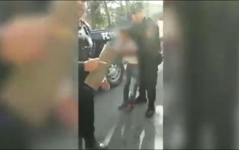 El jueves, oficiales preventivos acudieron al llamado de que un niño había robado mercancía de una tienda, por lo que se lo llevaron tras no dar con los padres de familia. ESPECIAL