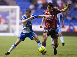 Alejandro Chumacero y Matías Fernánde disputan el balón. EFE/F. Guasco