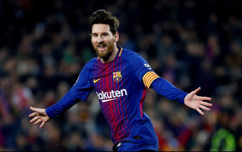 El astro argentino regala otra de sus noches mágicas en el Camp Nou. EFE/F. Fontcuberta