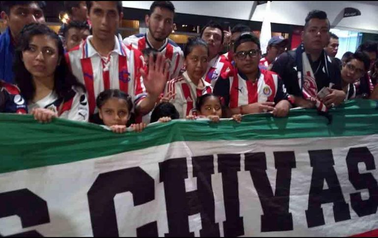El tumulto en el aeropuerto fue aún mayor por la presencia del candidato a la presidencia Andrés Manuel López Obrador. SUN/MAR