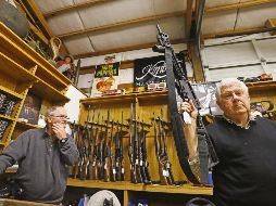 Vendedores. La industria sufrió el almacenamiento de stocks en 2016 por temor a una victoria de Hillary Clinton. AP