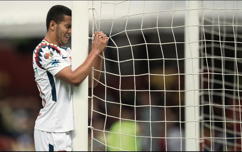 Impotencia. Cecilio Domínguez descarga su desesperación con las redes y el poste, tras un fallo en la meta de los Xolos. MEXSPORT