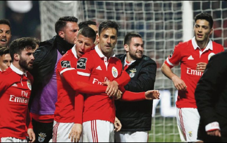 Se mantienen en la pelea por el título. Con esta victoria el Benfica y Raúl Jiménez (derecha) se colocan a dos puntos del Porto, líder de la Liga de Portugal. TWITTER/@slbenfica