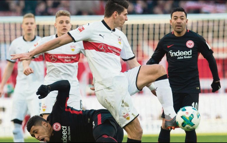No lo pudo evitar. Marco Fabián (derecha) intentó rescatar al Frankfurt de la derrota ante el Stuttgart, pero no lo consiguió. AFP