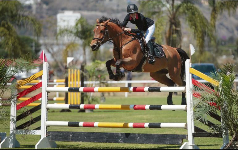 A lomos de “Chiripa LS”, Montserrat Moragrega se llevó la moña verde al primer sitio en la prueba libre con obstáculos a 1.30 metros de altura. EL INFORMADOR/F. Atilano
